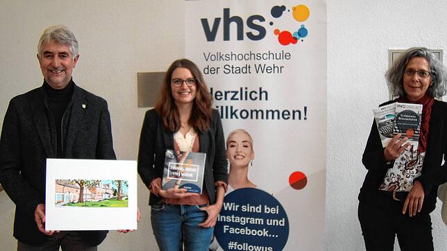 Einige Arbeiten aus dem Jubiläumsjahr der Volkshochschule Wehr präsentierten (von links): Bürgermeister Michael Thater, VHS-Leiterin ...