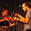 Zwei Musiker, ein Instrument: Daisy Castro (links) und Patrick Simard von Hazmat Modine. Die Band begeisterte in der Pfullendorfer ...