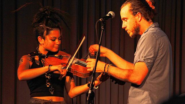 Zwei Musiker, ein Instrument: Daisy Castro (links) und Patrick Simard von Hazmat Modine. Die Band begeisterte in der Pfullendorfer ...