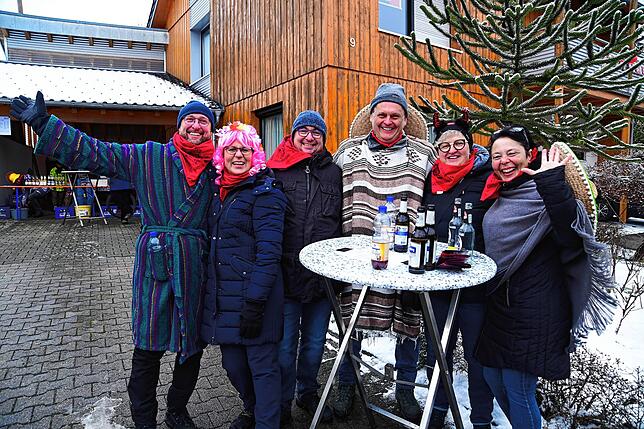 Bild 5: So feiern die Zuschauer am Straßenrand beim Narrentreffen in Dauchingen mit