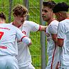 Tim Konrad (Zweiter von links) bejubelt mit seinen Mitspielern den Treffer zum 1:0.