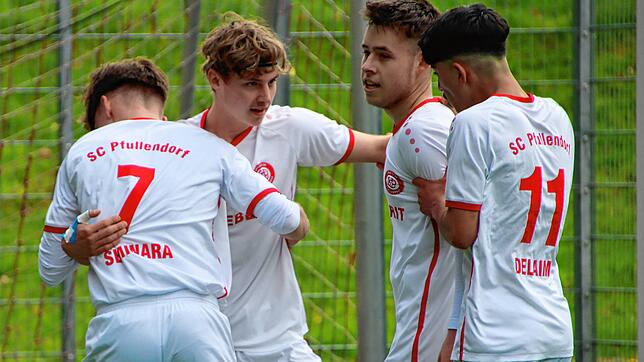 Tim Konrad (Zweiter von links) bejubelt mit seinen Mitspielern den Treffer zum 1:0.