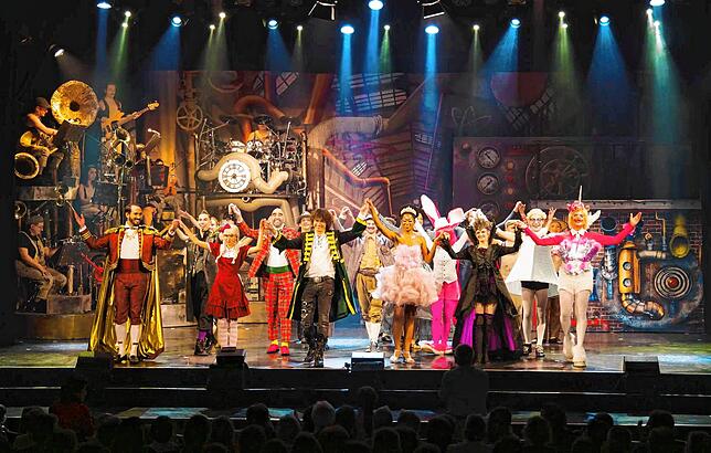 Schlussapplaus für die auf der Bühne des Gloria-Theaters erschienenen Darsteller nach einer Aufführung des Fantasy-Musicals „Tommy ...