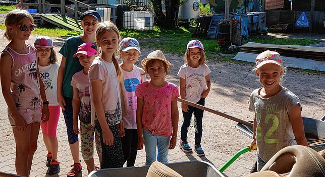 Die Kinder zogen in drei Gruppen mit Schubkarren, Gabeln und Rechen los, um die Weide abzuöpfeln. Bild: Reinhard Herbrig