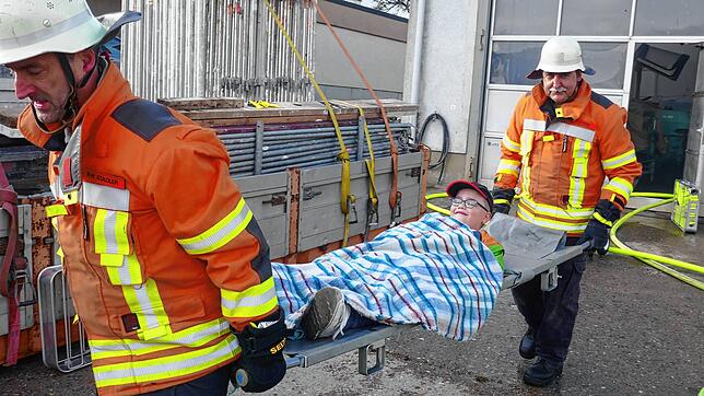 Jeder Handgriff sitzt &ndash; die Frohnstetter Feuerwehr-Abteilung demonstriert bei ihrer Hauptübung eindrucksvoll ihren guten ...