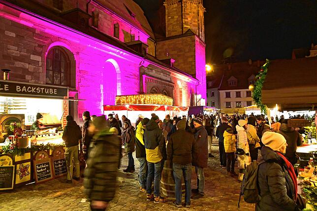 Das Münster ist stimmungsvoll angestrahlt, das sorgt für weihnachtliches Flair.