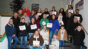 Die glücklichen Gewinner fanden sich nach der Verlosung zum Gruppenbild mit Berthold Danner (vorne links) und Bürgermeister Dominic ...