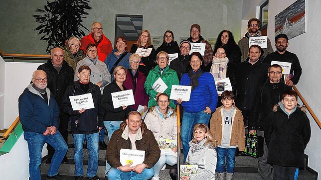 Die glücklichen Gewinner fanden sich nach der Verlosung zum Gruppenbild mit Berthold Danner (vorne links) und Bürgermeister Dominic ...
