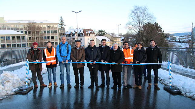 Ein kleiner Schnitt für diese Herrschaften, ein großer Beitrag zur Entkrampfung des Verkehrs in Donaueschingen: Vertreter des ...
