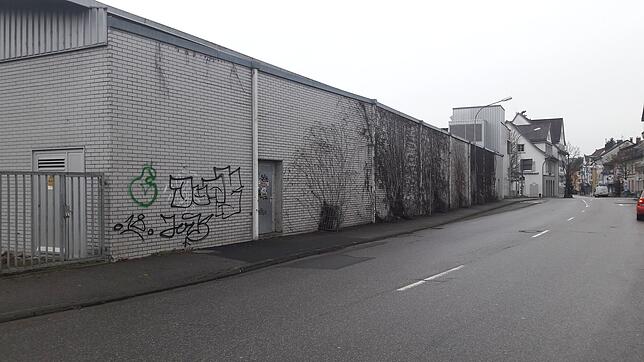 Der geplante Abriss dieses Gebäudes könnte erhebliche Probleme verursachen: Beim Straßenbau wurde die Mauer des Websaals 1 der Firma ...