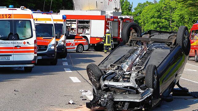 Die Hilfe des Deutschen Roten Kreuzes ist in vielen Situationen gefragt, wie hier bei einem Unfall bei Stetten am kalten Markt.