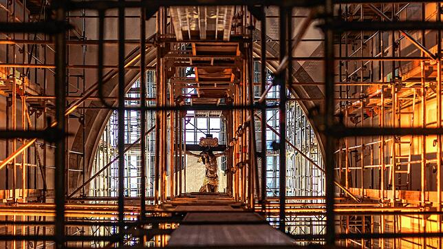 Gefangen im Gerüstkorstett: Blick von der Chorempore in das Kirchenschiff des Münsters.