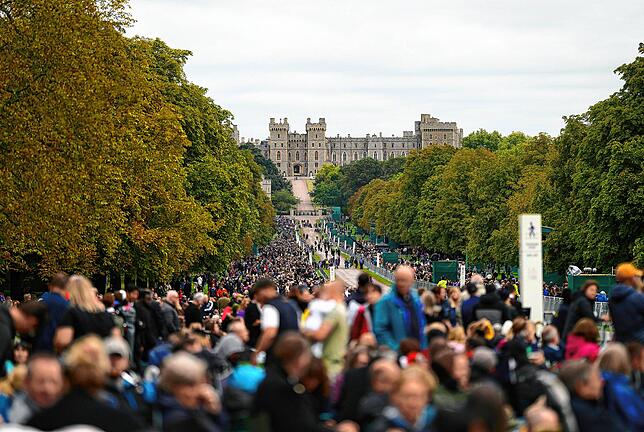 Menschen stehen entlang des Long Walk vor Schloss Windsor und warten auf die Ankunft des Sarges von Königin Elizabeth II. Schon Stunden ...
