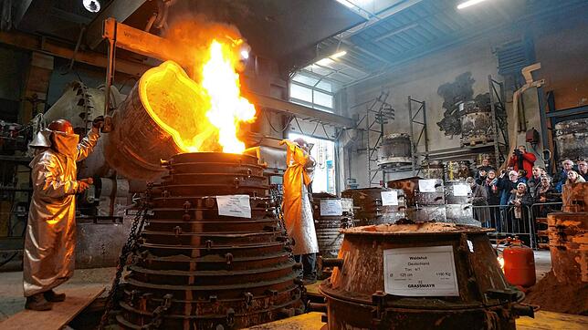 Der Guss der &bdquo;Größten&ldquo;: Die glühend heiße Bronze fließt in die Lehmform der Maria-Glocke, noch ist alles gut, aber ein paar ...