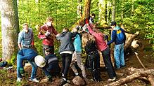Einen mehrtägigen Arbeitseinsatz leisten Lehrer und Oberstufenschüler der Waldorfschule an der Eichhörnchen-Kletterstrecke auf dem neuen ...