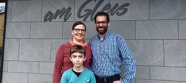 So sah sich Florian Repnik am liebsten: an der Seite seiner Frau Carolin und seines Sohnes Max. Das Bild entstand im Februar 2023.