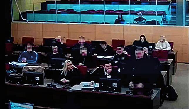 Armin „Boki“ C. (vorne rechts) und weitere Beschuldigte bei der Anhörung vor dem Staatsgericht Bosnien-Herzegowinas