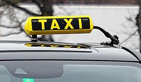 (Archivbild) Ein Großraumtaxi fährt durch die Max-Stromeyer-Straße im Februar 2024.