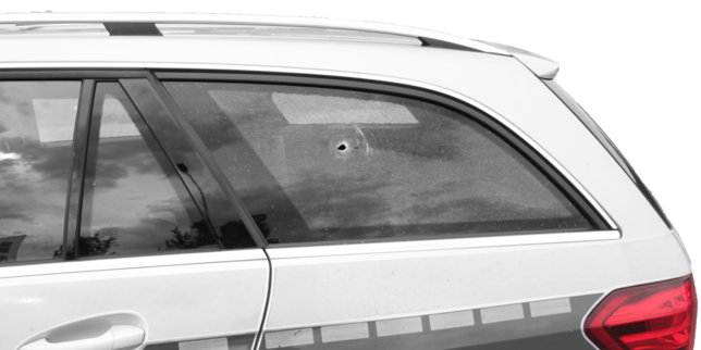 (Archivbild) Durchschuss am Heck eines Polizeiwagens. Der Täter hatte auf die eintreffenden Polizisten gefeuert.