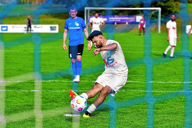 Treffsicher: Sandro D‘Accurso trifft für den FC Erzingen vom Punkt zum 2:2-Endstand gegen die SG Mettingen/Krenkingen.