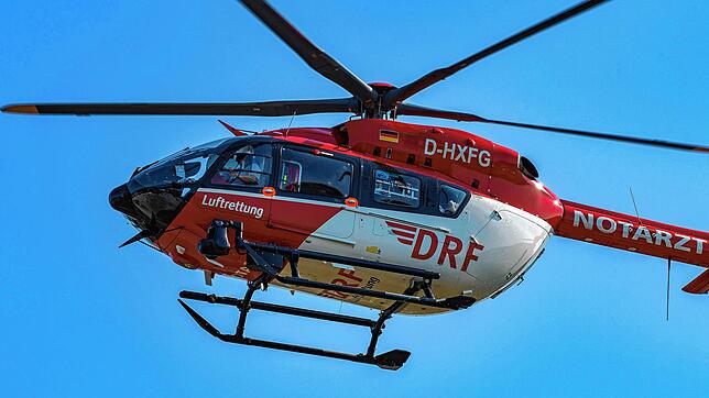 Ein Rettungshubschrauber vom Typ H145 mit der Kennung D-HXFG der Deutschen Rettungsflugwacht (DRF). Hier ein Symbolbild