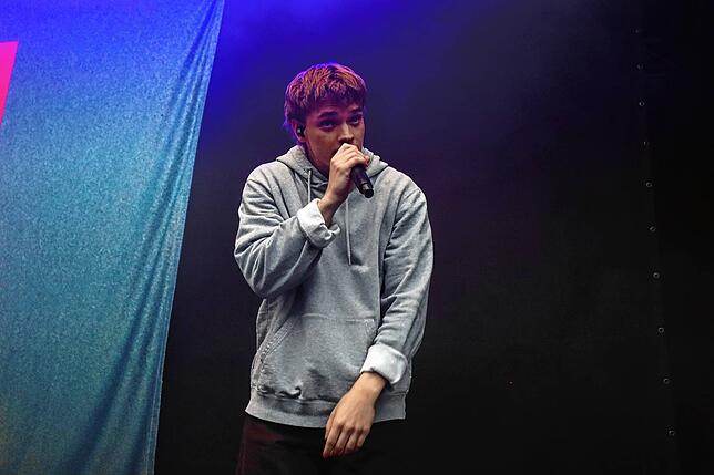 Bild 23: Wincent Weiss singt vor 4500 Besuchern im Regen