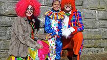 Eine lustige Clownfamilie: Die Rösslers sorgten für bunte Farbtupfer.
