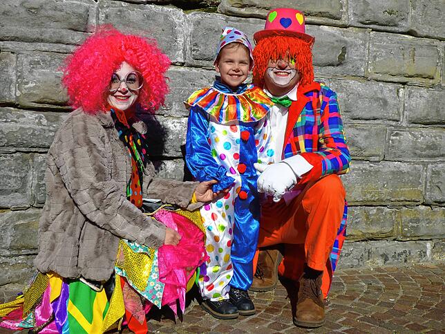 Eine lustige Clownfamilie: Die Rösslers sorgten für bunte Farbtupfer.