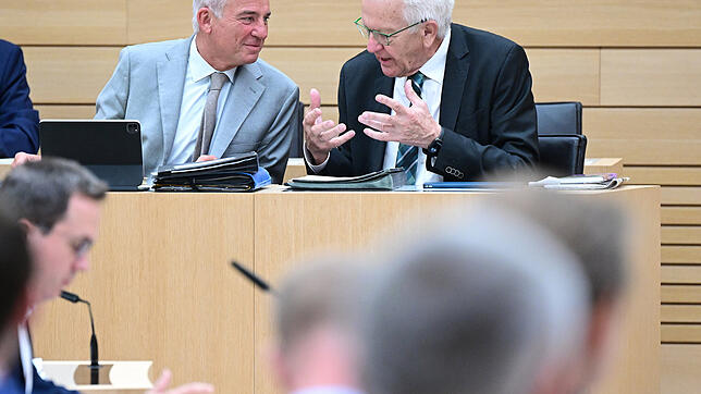 Thomas Strobl (CDU), Innenminister von Baden-Württemberg und Winfried Kretschmann (Bündnis 90/Die Grünen), Ministerpräsident von ...