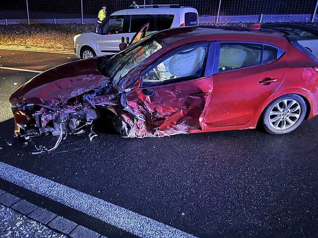 Der Mazda der Verursacherin massiv demoliert.