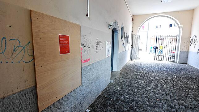 Durch diesen Torbogen im Gebäude C der HTWG gelangt so mancher Student ins Innere der HTWG. Auf dem Weg konnte bis vor ein paar Tagen ...