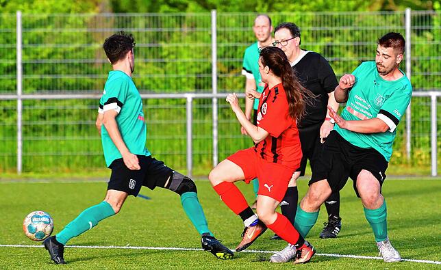 Auf die Socken: Der Tritt tat sicher weh, doch Mira Franzen vom FC 08 Bad Säckingen II beißt die Zähne zusammen und zeigt, dass sie ...