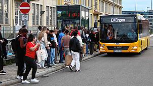 Viel los ist an einem Ersatzbus in Singen. Teilweise fahren auch wieder Züge in den Singener Bahnhof ein.