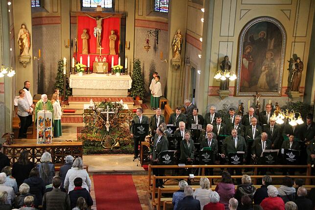 Besonderheit: Nach 50 Jahren im Priesteramt hat Pfarrer Hans Jürgen Allgaier im vergangenen Jahr seine erste Hubertusmesse gefeiert. Die ...