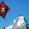 Ein Fahnenschwinger wirft die Schweizer Flagge hoch. Im Hintergrund das Matterhorn. Die Schweiz ist ein einzigartiges Gebilde im Herzen ...