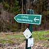 Ein Schild auf dem Privatgelände der gräflichen Familie Douglas zeigt den Weg zur Burgruine der Nellenburg.