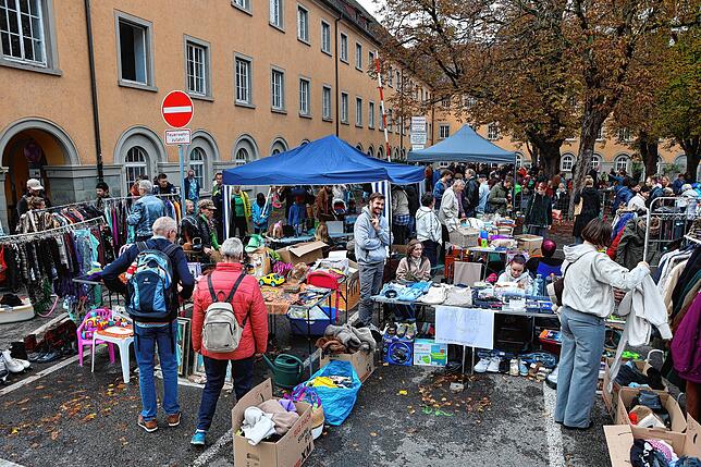 Bild 8: Konstanz – Altstadt-Flohmarkt auf dem Stephansplatz: Hier stöbern und feilschen die Konstanzer