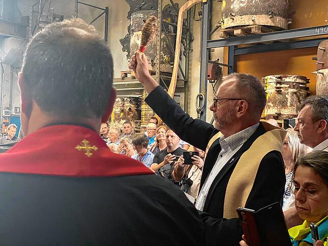 Der Segen: Pfarrer Ulrich Sickinger bittet um den göttlichen Segen für den bevorstehenden Glockenguss.