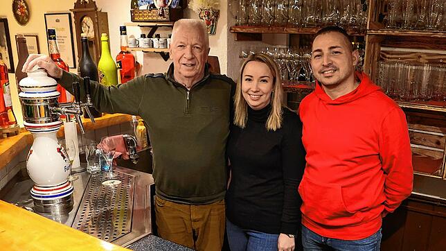 Ein starkes Team, Hans-Peter und Christina Gaisser, und Giuseppe Luciano, die drei Jahre lang die Kultkneipe Roter Hans zum Erfolg bringen.
