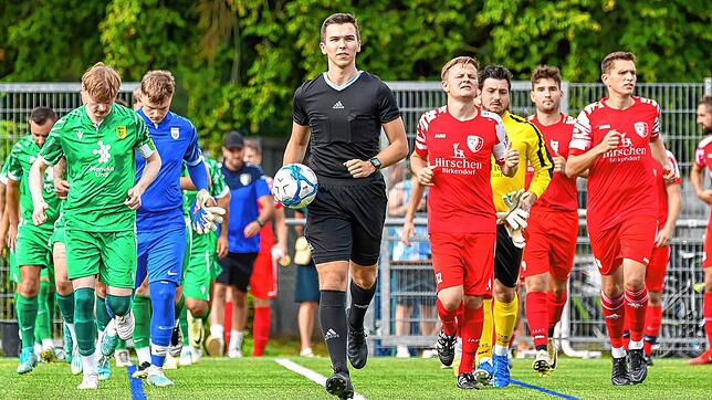 Praktikum beim Schiedsrichter: Welche Aufgaben ein Unparteiischer – hier Jakob Honold vor einem Spiel beim SV Herten gegen den FC ...
