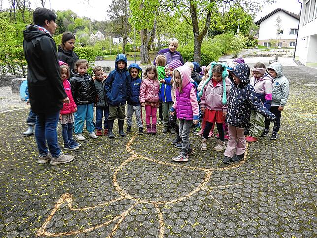 Die Kindergartenkinder haben den Osterhasen gefunden, zumindest den aufgemalten vor dem Eingang in die Halle Altenburg.