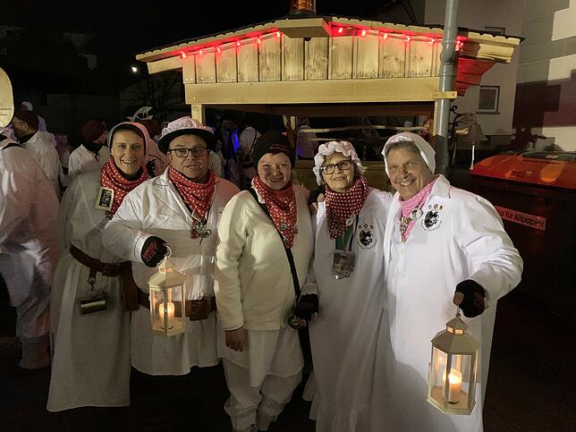 Katrin Löhr, Rudi löhr, Anja Marzzado, Yvonne Degen , Helmut Degen sammeln sich für den Hemdglonker in Wollmatingen