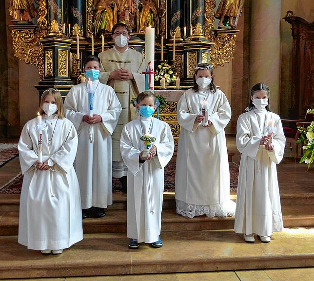 Die Pfarrei St. Ulrich in VS-Obereschach hat die Erstkommunion von Mia Baßler, Timon Grieshaber, Jonathan Weiß, Siana Röschard und Jana ...