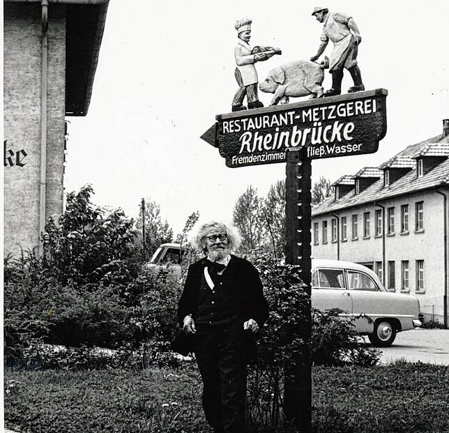 Wo der Künstler gern logierte: Adolf Glattacker 1966 vor dem Gasthaus zur Rheinbrücke mit Filiale der Metzgerei Bopst.