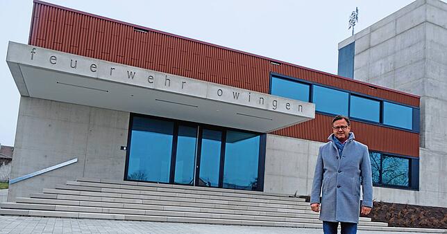 Bürgermeister Henrik Wengert am neuen Feuerwehrhaus, das bereits genutzt wird, aber erst in diesem Jahr offiziell eingeweiht werden wird.