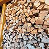 Ordentlich aufgeschichtetes Brennholz liegt in einem Schuppen. Die Nachfrage nach Brennholz ist aufgrund der steigenden Energiepreise ...