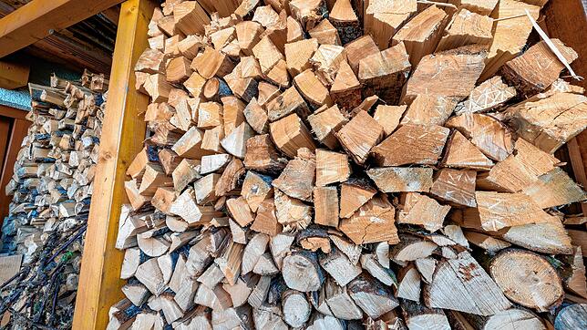 Ordentlich aufgeschichtetes Brennholz liegt in einem Schuppen. Die Nachfrage nach Brennholz ist aufgrund der steigenden Energiepreise ...