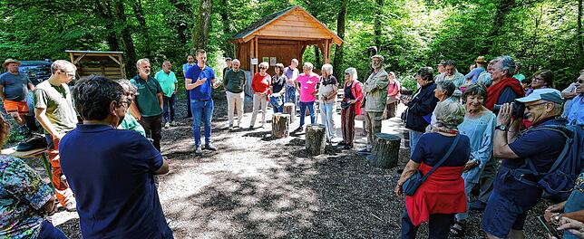 OB Simon Gröger (Bildmitte) war gemeinsam mit den Förstern und 70 Teilnehmern der Waldbegehung im Stadtwald unterwegs