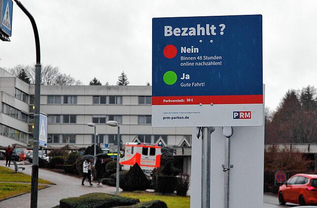 Vor der Ausfahrt erinnert ein letztes Schild Autofahrer daran, die Parkgebühren zu bezahlen. Es gibt auch die Möglichkeit, innerhalb von ...