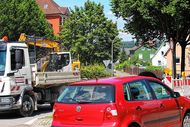 Nur in Richtung Innenstadt ist für Autos hier an der Baustelle in der Friedrich-Ebert ein Durchkommen, die andere Richtung ist für den ...
